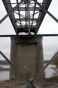 Old Mississippi River Bridge pier MO side 10 19 2004 5649 199x300 Old Mississippi River Bridge pier MO side 10 19 2004 5649