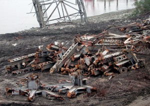 Steel from Old Mississippi River Bridge IL side 10 21 2004 5741 300x212 Steel from Old Mississippi River Bridge IL side 10 21 2004 5741