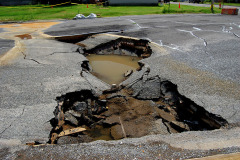 Cairo-sinkhole-showing-cobbles-07-04-2011_7828