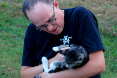 2008-10-17-Mark-Steinhoff-w-stray-Dutchtown-cat_2352