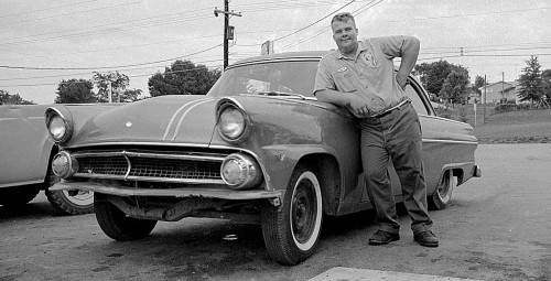 Shell station man w car