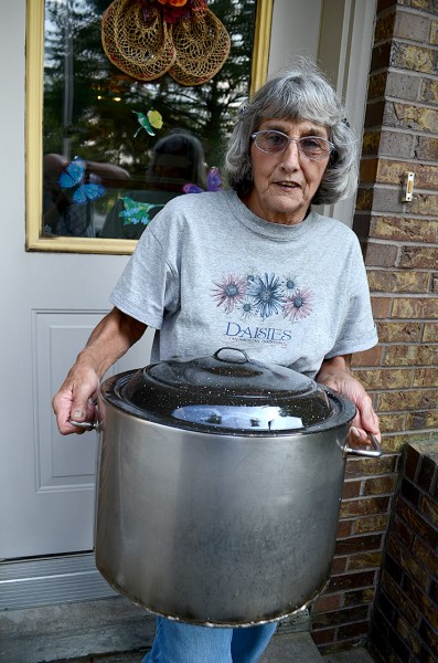 Billie Haupt with Blue Hole BBQ pot 08-13-2013_8232