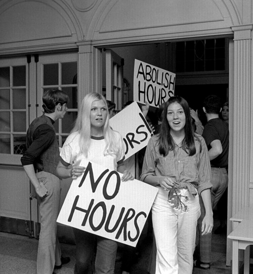 OU women protest dorm hours 04-18-1969
