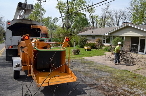 Utility Co Tree Trimming Kingsway Dr 04-24-2014