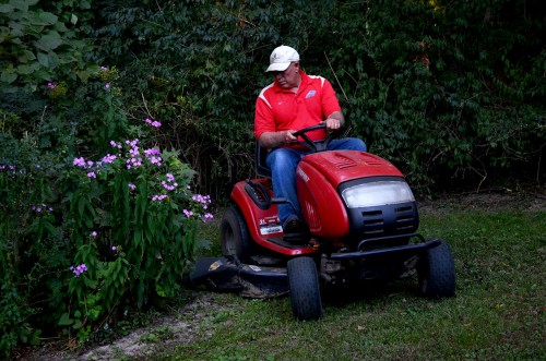 David Steinhoff doing yardwork at Kingsway Dr 09-07-2014