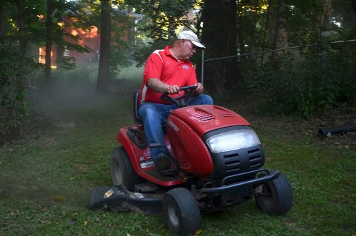 David Steinhoff doing yardwork at Kingsway Dr 09-07-2014